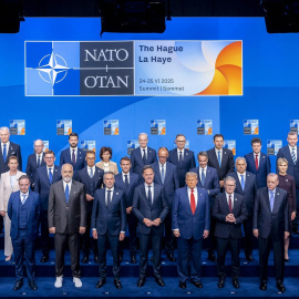 Los jefes de Estado y de Gobierno junto al Secretario General de la OTAN, Mark Rutte, en la cumbre de la OTAN, en La Haya, a 25 de junio de 2025.