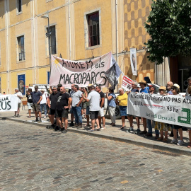 Una seixantena de persones de tres entitats han protestat durant la visita del president Salvador Illa a Girona