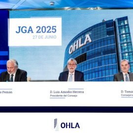 El presidente de OHLA, Luis Amodio (c), durante la junta de accionistas de la constructora.