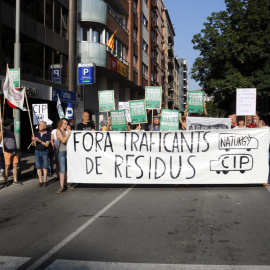 Pancarta amb el lema 'fora traficants de residus', per protestar contra la planta de biogàs projectada a la Sentiu de Sió, davant de la delegació del Govern a Lleida.