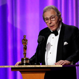 Lalo Schifrin acepta el Oscar de Honor. REUTERS/Mario Anzuoni/File Photo