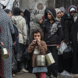 Palestinos se reúnen para recibir comida en una cocina benéfica