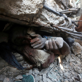 El cuerpo de un palestino muerto bajo los escombros de una gasolinera en la Franja de Gaza (25 de junio 2025)