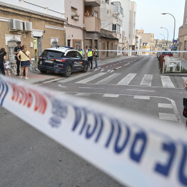 Agentes de la Policía Nacional cerca de la vivienda de Almería donde ha sido asesinada una mujer de unos 60 años.