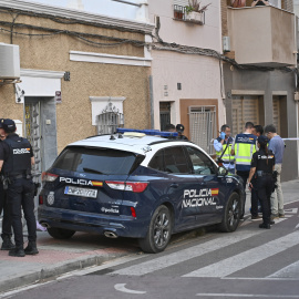 Un coche de la Policía Nacional cerca de la vivienda donde ha sido asesinada una mujer en en la travesía de San Luis de Almería.