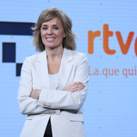 Marta Carazo posa durante un encuentro informativo con medios de comunicación en el plató del telediario el 20 de diciembre de 2023 en Madrid.