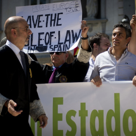 Varias personas durante una concentración de jueces y fiscales frente al Tribunal Supremo, a 28 de junio de 2025, en Madrid