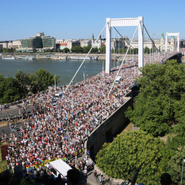 Manifestants omplen el pont d'Erzsébet durant la protesta de l'Orgull LGTBIQ+ a Budapest.