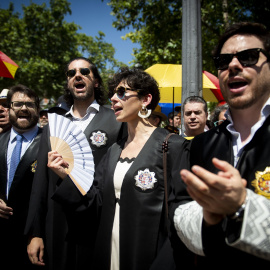 Varias personas durante una concentración de jueces y fiscales frente al Tribunal Supremo, en Madrid.