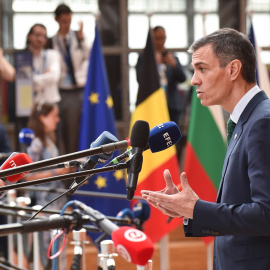 El presidente del Gobierno español, Pedro Sánchez, habla con los medios a su llegada a la reunión del Consejo Europeo el 26 de junio de 2025.