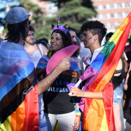 Varias personas sostienen banderas durante una manifestación organizada por la plataforma de Orgullo Crítico, en junio de 2022, en Madrid.