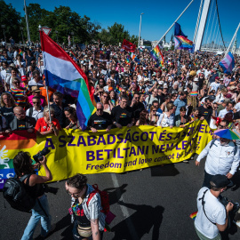 La Marcha del Orgullo de Budapest, tras pasar el Puente Elisabet sobre el Danubio.