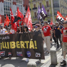Una multitudinaria manifestación ha recorrido este domingo las calles de Gijón en apoyo a las seis personas conocidas como 'las seis de La Suiza'.