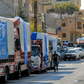 Un convoy cargado de alimentos y productos básicos del Programa Mundial de Alimentos de las Naciones Unidas (PMA) y UNICEF llega a la aldea de Qliyaa, en el sur del Líbano.