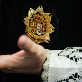 Detalle de la toga de uno de los asistentes ala concentración de jueces y fiscales en la Audiencia Provincial de Sevilla por las últimas reformas judiciales.