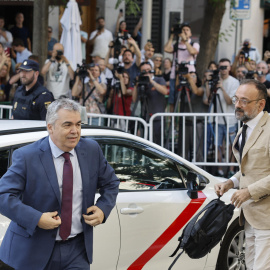 El ex secretario de organización del PSOE Santos Cerdán a su llegada antes de comparecer este lunes por primera vez como investigado ante el juez del Tribunal Supremo Leopoldo Puente.