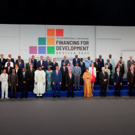 El presidente Pedro Sánchez, el secretario general de la ONU, Antonio Guterres, y otras autoridades posan para una foto familiar durante la ceremonia de apertura de la IV Conferencia Internacional sobre la Financiación para el Desarrollo, en Sevilla.