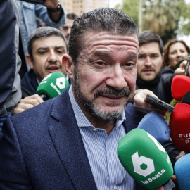 El exsecretario autonómico de Emergencias Emilio Argüeso ofrece declaraciones a los medios a su llegada a declarar en calidad de investigado ante la Ciudad de la Justicia de Valencia, a 11 de abril de 2025, en Valencia, Comunidad Valenciana (España). La jueza acordó la citación de Pradas porque era la persona que el día de la riada tenía atribuida como máxima autoridad el proceso de adopción de medidas de autoprotección de la población y, respecto a Argüeso, por su "relevancia orgánica’’. Varias personas se han concentrado en las inmediaciones de la Ciudad de la Justicia para exigir justicia por las víctimas.Rober Solsona / Europa Press11/4/2025