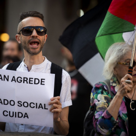 Un grupo de personas durante la concentración contra el pacto de la OTAN y el aumento del gasto militar frente al Ministerio de Exteriores, a 25 de junio de 2025, en Madrid.