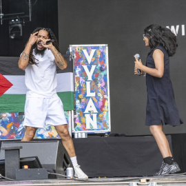 Actuación de Bob Vylan en el festival Glastonbury.