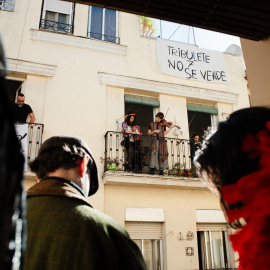 Decenas de personas durante una acción protesta para evitar la compra del edificio Tribulete 7.