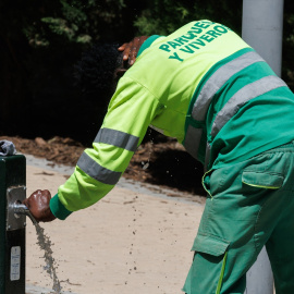 (Foto de ARCHIVO)Un trabajador coge agua en una fuente en el Parque del Manzanares, Madrid.
