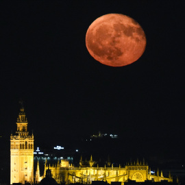 (Foto de ARCHIVO)La “Superluna del Ciervo” es un fenómeno astronómico que ocurre cuando la luna llena de julio coincide con el perigeo, el punto en la órbita de la Luna en el que está más cerca de la Tierra, a 22 de julio de 2024 en Sevilla (Andalucía, España) La “Superluna del Ciervo” se ha podido ver hoy en Sevilla tras la Catedral y Torre SevillaJoaquin Corchero / Europa Press23 JULIO 202422/7/2024