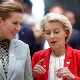 La primera Ministra, Mette Frederiksen, y la presidenta de la Comisión Europea, Ursula von der Leyen en Bruselas, Bélgica, a 6 de junio de 2025.