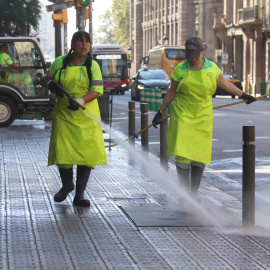 Dues treballadores del servei de neteja de Barcelona netejant la Via Laietana