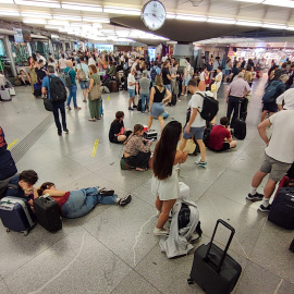 Cientos de personas afectadas por los cortes, esperando este martes en la estación de Atocha en Madrid.