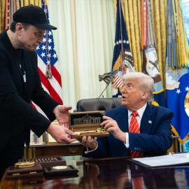 Elon Musk recibe un regalo del presidente de Estados Unidos, Donald J Trump, a la derecha, durante una rueda de prensa en el Despacho Oval de la Casa Blanca en Washington, DC, EEUU, 30 de mayo de 2025.