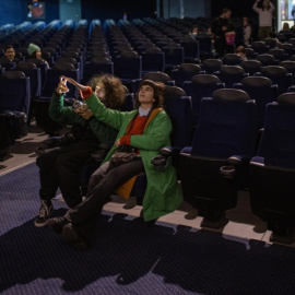 Una sala de cine preparada para los espectadores sénior