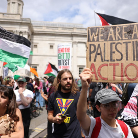 Una persona sostiene una pancarta durante una manifestación en apoyo de Palestine Action en Trafalgar Square, Londres, Gran Bretaña, el 23 de junio de 2025.
