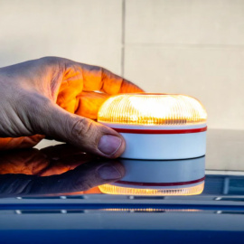 España lidera la revolución de la seguridad vial con la implantación obligatoria de la baliza V16 conectada