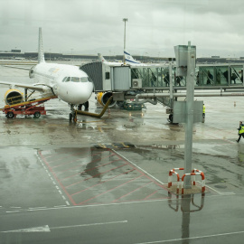 (Foto de ARCHIVO)Un avión aparcado en la pista del aeropuerto de El Prat, a 19 de enero de 2023, en el Prat de Llobregat, Barcelona, Catalunya (España). Vueling ya ha introducido el sistema de reconocimiento facial que permite a los pasajeros evitar sacar su documentación desde el control de seguridad hasta acceder a su vuelo y agilizar así el proceso de embarque. La compañía se ha definido como la "primera aerolínea" en desarrollar el reconocimiento facial voluntario en España, un mecanismo en funcionamiento en los aeropuertos de Barcelona, Madrid, Palma de Mallorca, Menorca e Ibiza.David Zorrakino / Europa Press19 ENERO 2024;BARCELONA;CATALUNYA;VUELING;AERPUERTO DEL PRAT;RECONOCIMIENTO FACIAL19/1/2024
