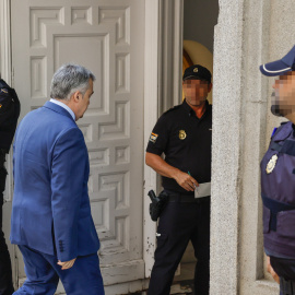 El ex secretario de organización del PSOE Santos Cerdán entra en el Tribunal Supremo para comparecer tras el informe de la UCO que lo vincula con el presunto cobro de mordidas.