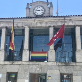 Bandera del Orgullo colocada en la fachada principal del Ayuntamiento de Robledo de Chavela (Madrid).