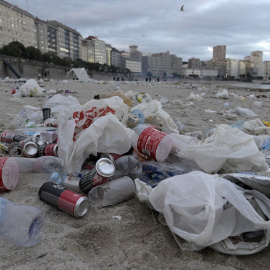 Restos de basura después de la celebración de las hogueras de la noche de San Juan, en la playa de Orzán, a 24 de junio de 2022, en A Coruña, Galicia (España).