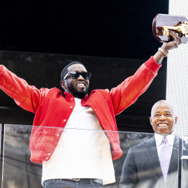 Foto de archivo del rapero estadounidense Sean Combs (Diddy) tras recibir la Llave de la Ciudad de manos del alcalde de Nueva York, Eric Adams, en un balcón de Times Square. 15 September 2023, US, New York City: American rapper Sean Combs (Diddy) celebrates after receiving the Key to the City from New York City Mayor Eric Adams on a balcony in Times Square. Photo: Michael Brochstein/ZUMA Press Wire/dpaMichael Brochstein/Zuma Press Wi / Dpa15/9/2023 ONLY FOR USE IN SPAIN