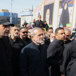 El presidente de Irán, Masoud Pezeshkian, en el centro de la imagen, el pasado 28 de junio en el funeral por los científicos y militares muertos en los ataques de Israel y Estados Unidos.
