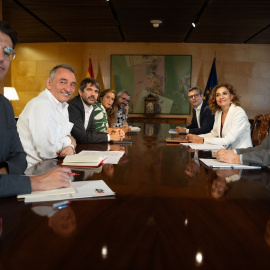Imagen de la reunión mantenida este miércoles entre PSOE y Sumar en el Congreso de los Diputados.