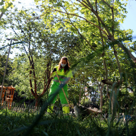 Una operària dels serveis de neteja als Jardins de Montserrat de Barcelona en una imatge d'arxiu