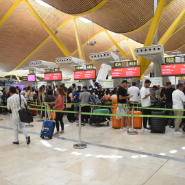 Pasajeros esperan en la entrada de la Terminal 4 de Barajas durante el colapso por falta de personal, a 2 de julio de 2025, en Madrid (España). Según fuentes consultadas por Europa Press, esta congestión se viene dando ya desde hace unos días, pero hoy ha alcanzado el pico máximo con retrasos de hasta 60 minutos, lo que ha provocado que algunos pasajeros lleguen a perder su vuelo.Gustavo Valiente / Europa Press02/7/2025