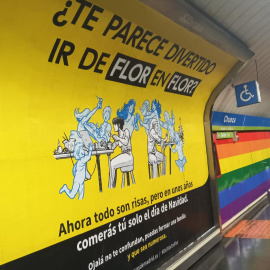 Cartel de la campaña de la Asociación de Familias Numerosas de Madrid (AFNM) colocado en la estación de metro de Chueca.