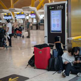 Pasajeros esperando en el aeropuerto Adolfo Suárez Madrid-Barajas.
