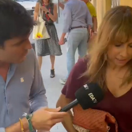 El agitador ultra Vito Quiles acosa a la periodista Ana Pardo de Vera en San Lorenzo de El Escorial.