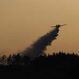 Un hidroavión en labores de extinción del incendio forestal que se produjo en la Comarca de la Ulloa, Lugo, la semana pasada. EFE / Eliseo Trigo.