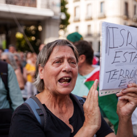 Una mujer durante una concentración para exigir la liberación de los activistas de la ‘Flotilla de la Libertad’, frente al Ministerio de Asuntos Exteriores, a 9 de junio de 2025, en Madrid (España).