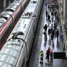 Varios viajeros caminan por los andenes de la Estación de Atocha, en Madrid, este martes.