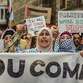 Varias personas durante una manifestación a favor de Palestina, a 14 de junio de 2025, en Barcelona, Catalunya.